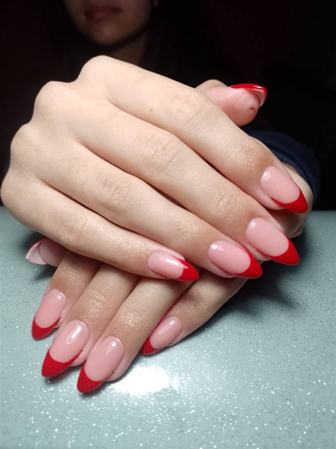 Manicura esculpida con french rojo