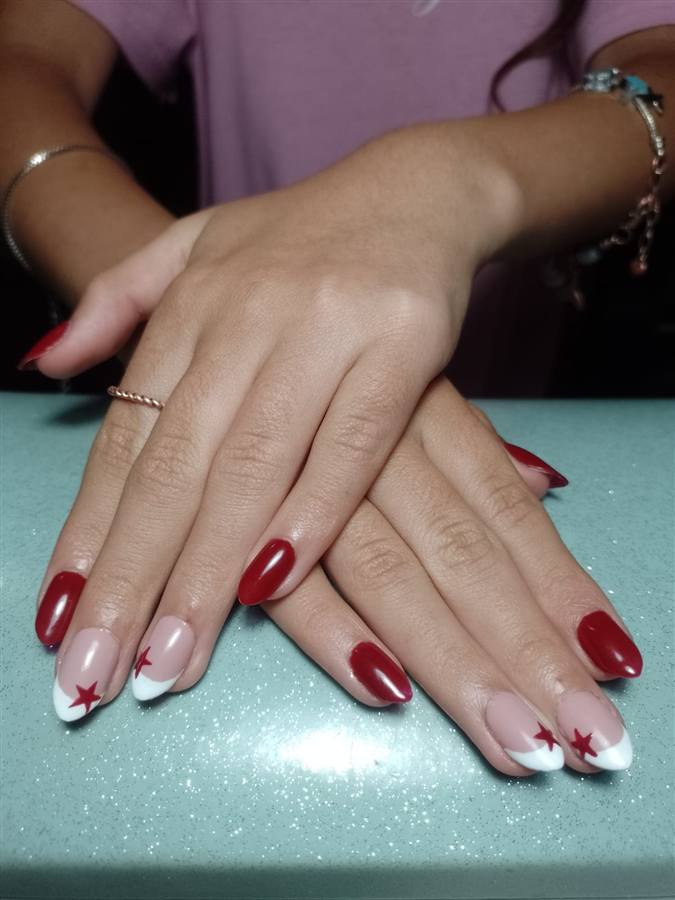 Soft gel rojo con puntas blancas y estrellas
